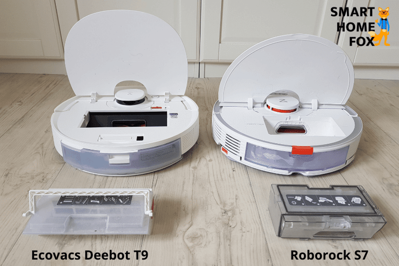 Roborock S7 und der Ecovacs Deebot T9 stehen mit offenen Klappen nebeneinander